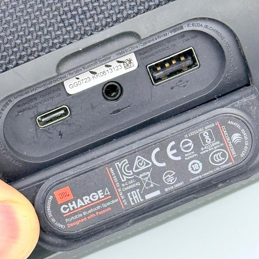 JBL Charge 4 - Portable Bluetooth Speaker with built-in Powerbank JBL Charge 4 - Portable Bluetooth Speaker with built-in Powerbank